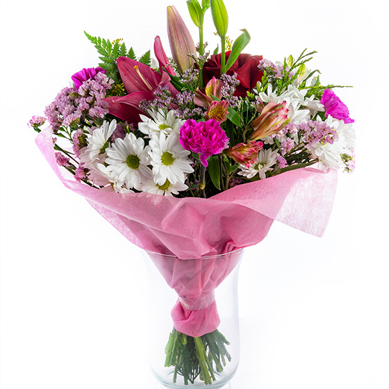 Ramo de flores variado con margaritas, rosas, lilium y claveles