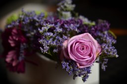 Centro Lágrima tonos Blancos, Enviar Flores Blancas al Tanatorio, Flores para Difuntos, Floristería en Málaga, Comprar Flores Online