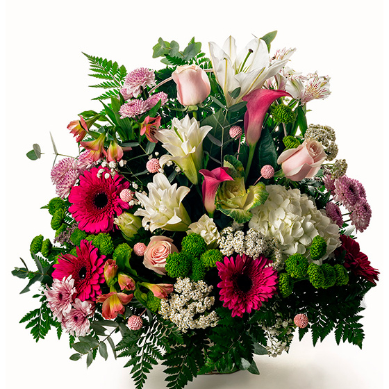 cesta de flores gerberas, liliums, margaritas y rosas