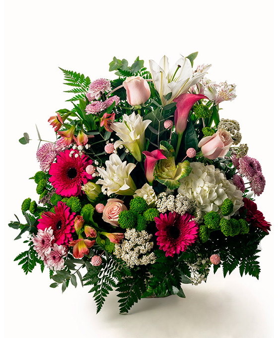 cesta de flores gerberas, liliums, margaritas y rosas