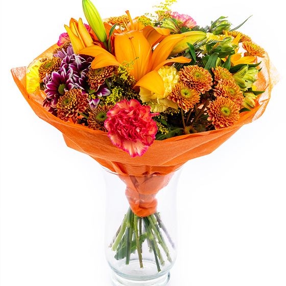 Ramo de flores variadas en tonos naranja para regalo