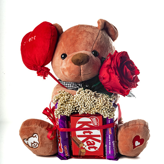 Rosa Preservada Roja con Oso de Peluche y chocolatinas